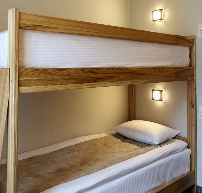 Недорогой двухместный номер с двухъярусной кроватью в гостинице